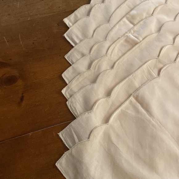 Linen Napkins Stitched Scalloped Edges Set of Eight - Picture 6 of 13